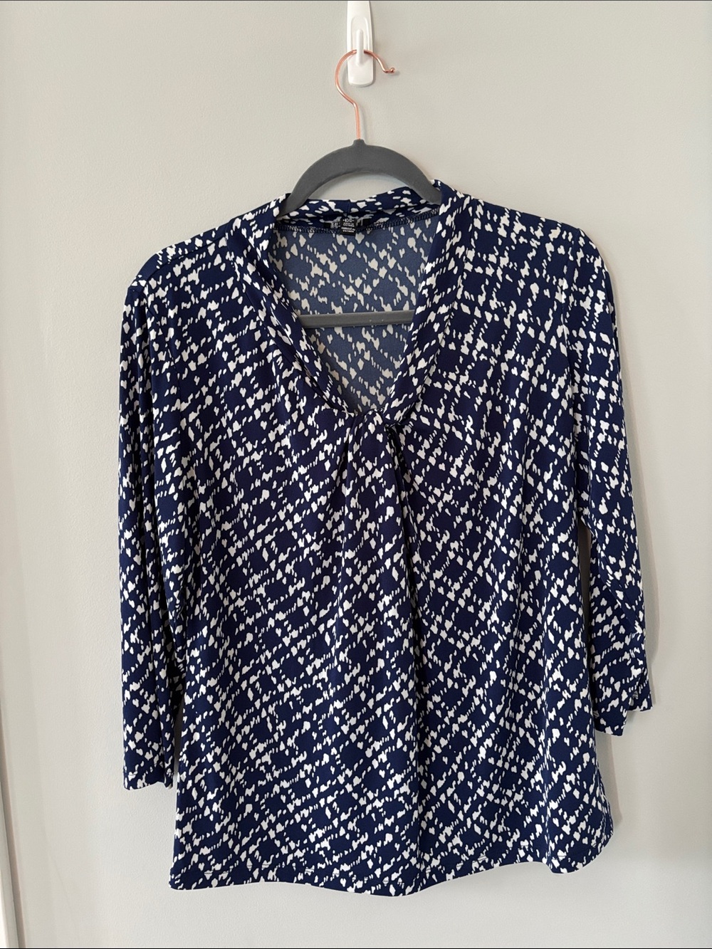 Jones New York Navy and White Printed V-Neck Blouse